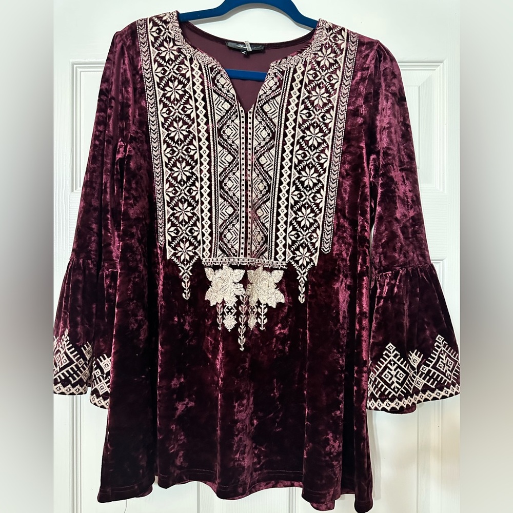 Very pretty crushed velvet Andree top with lace detail.